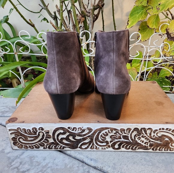Chic Frye Soft Grey Suede Ankle Booties - Picture 8 of 11